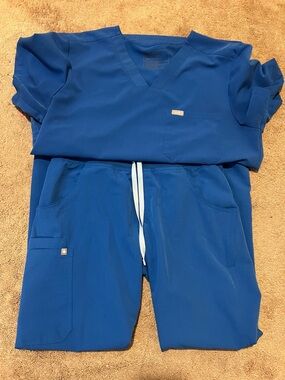 EUC FIGS Scrubs Royal Blue Woman’s Size Large Catarina Top - M/P Kade Cargo